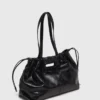 M-Tasche aus geknittertem Leder M-Tasche aus geknittertem Leder
