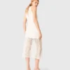 Maxikleid aus Häkelstoff mit Strasssteinen Maxikleid aus Häkelstoff mit Strasssteinen