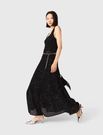 Maxikleid aus Strickstoff mit Strasssteinen