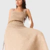 Maxikleid aus Strickstoff mit Strasssteinen Maxikleid aus Strickstoff mit Strasssteinen