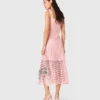 Midi-Kleid aus Häkelstoff mit Strasssteinen Midi-Kleid aus Häkelstoff mit Strasssteinen