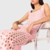 Midi-Kleid aus Häkelstoff mit Strasssteinen Midi-Kleid aus Häkelstoff mit Strasssteinen