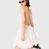 Mini-Kleid mit Stickerei und rückenfreiem Ausschnitt Mini-Kleid mit Stickerei und rückenfreiem Ausschnitt