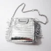 Mini-M-Bag aus geprägtem Leder mit Kette