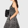 Mini-Strickkleid mit Muster Mini-Strickkleid mit Muster