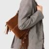 Miss M Mini-Tasche aus Wildleder mit Ziernähten Miss M Mini-Tasche aus Wildleder mit Ziernähten