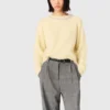 Pullover mit abnehmbarem Kragen mit Schmuckstein Pullover mit abnehmbarem Kragen mit Schmuckstein