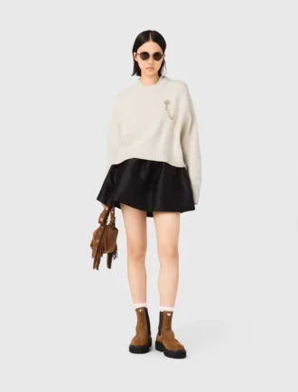 Pullover mit Blumenbrosche