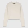 Pullover mit Blumenbrosche