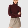 Pullover mit hohem Kragen, der wie eine zweite Haut sitzt Pullover mit hohem Kragen, der wie eine zweite Haut sitzt