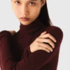 Pullover mit hohem Kragen, der wie eine zweite Haut sitzt Pullover mit hohem Kragen, der wie eine zweite Haut sitzt