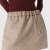 Pullover mit hohem Kragen, der wie eine zweite Haut sitzt Pullover mit hohem Kragen, der wie eine zweite Haut sitzt