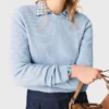 Pullover mit verzierten Schleifen am Rücken Pullover mit verzierten Schleifen am Rücken