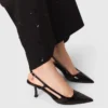 Pumps aus Lackleder mit Fersenriemen