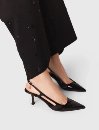 Pumps aus Lackleder mit Fersenriemen Pumps aus Lackleder mit Fersenriemen