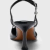 Pumps aus Lackleder mit Fersenriemen