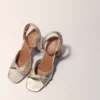 Sandalen aus Metallic-Leder mit Absatz Sandalen aus Metallic-Leder mit Absatz