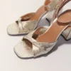 Sandalen aus Metallic-Leder mit Absatz Sandalen aus Metallic-Leder mit Absatz