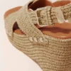 Sandalen mit Keilabsatz und Raffia-Optik