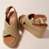 Sandalen mit Keilabsatz und Raffia-Optik