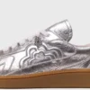 Sneaker aus Metallic-Leder