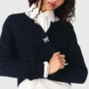 Strickjacke mit Schleifenknöpfen und Schmucksteinen