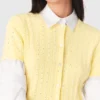 Strickjacke mit Strassverzierung am Kragen
