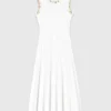 Strickkleid mit Goldschmuck