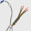 Taschenanhänger aus einer Mischung aus Ketten und Kordeln Taschenanhänger aus einer Mischung aus Ketten und Kordeln