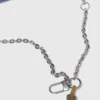 Taschenanhänger aus einer Mischung aus Ketten und Kordeln Taschenanhänger aus einer Mischung aus Ketten und Kordeln