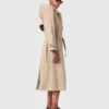Trenchcoat mit abnehmbarer Kapuze Trenchcoat mit abnehmbarer Kapuze