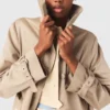 Trenchcoat mit abnehmbarer Kapuze Trenchcoat mit abnehmbarer Kapuze
