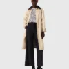 Trenchcoat mit kontrastierenden Ärmeln und Kragen Trenchcoat mit kontrastierenden Ärmeln und Kragen
