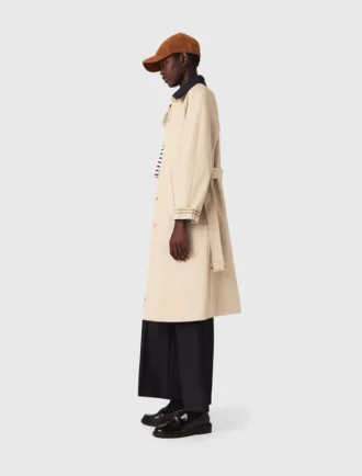 Trenchcoat mit kontrastierenden Ärmeln und Kragen