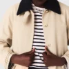 Trenchcoat mit kontrastierenden Ärmeln und Kragen Trenchcoat mit kontrastierenden Ärmeln und Kragen