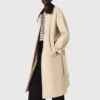 Trenchcoat mit kontrastierenden Ärmeln und Kragen Trenchcoat mit kontrastierenden Ärmeln und Kragen