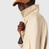 Trenchcoat mit kontrastierenden Ärmeln und Kragen Trenchcoat mit kontrastierenden Ärmeln und Kragen