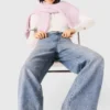 Weit geschnittene Jeans mit durchgehenden Strasssteinen Weit geschnittene Jeans mit durchgehenden Strasssteinen