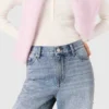 Weit geschnittene Jeans mit durchgehenden Strasssteinen Weit geschnittene Jeans mit durchgehenden Strasssteinen