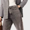 Weit geschnittene Jeans mit Kettengürtel Weit geschnittene Jeans mit Kettengürtel