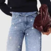Weit geschnittene Jeans mit Stickerei Weit geschnittene Jeans mit Stickerei