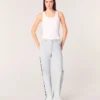 Weit geschnittene Jeans mit Strass-Ausschnitten Weit geschnittene Jeans mit Strass-Ausschnitten