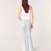 Weit geschnittene Jeans mit Strass-Ausschnitten Weit geschnittene Jeans mit Strass-Ausschnitten