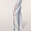 Weit geschnittene Jeans mit Strass-Ausschnitten Weit geschnittene Jeans mit Strass-Ausschnitten
