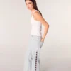 Weit geschnittene Jeans mit Strass-Ausschnitten Weit geschnittene Jeans mit Strass-Ausschnitten